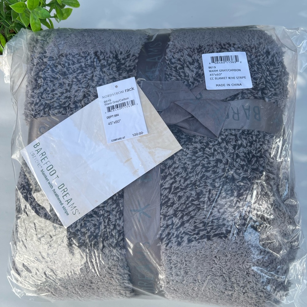 BAREFOOT DREAMS Cozychic blanket Warm Grey/ Carbon Brand new with tags - Picture 12 of 12